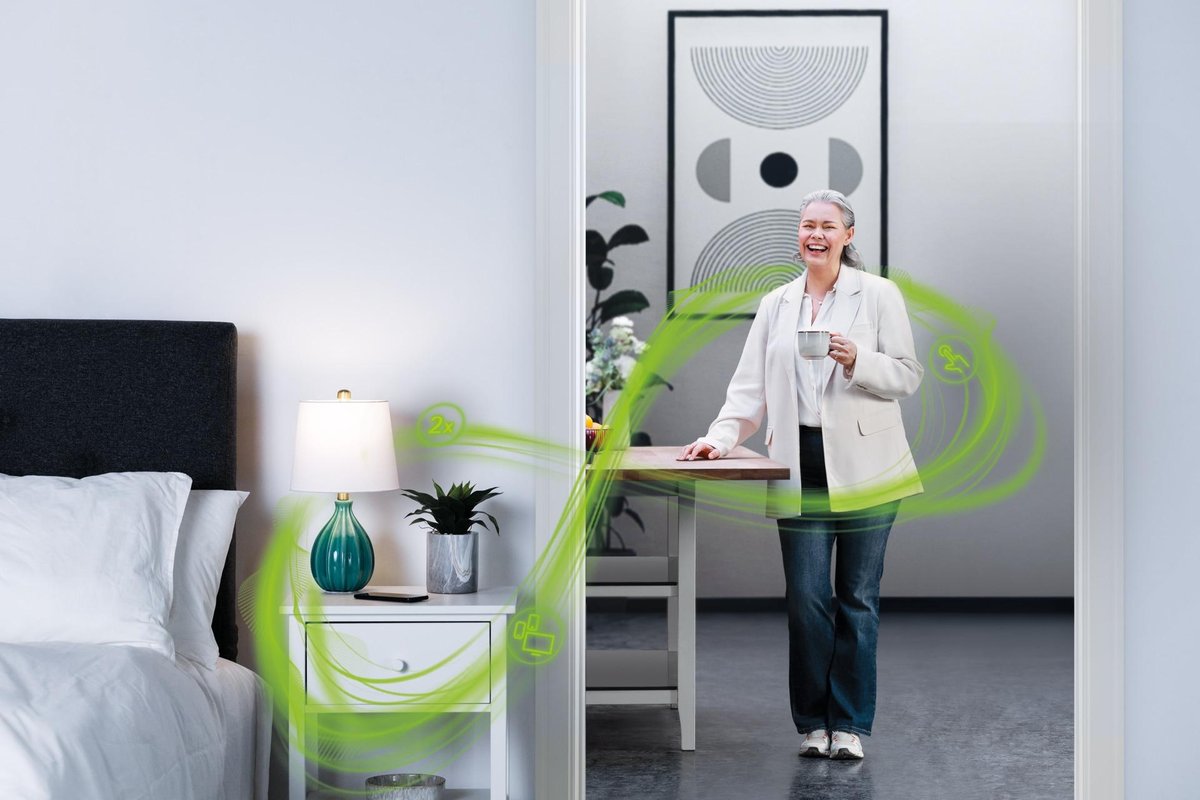 Femme portant des aides auditives Phonak dans sa vie quotidienne